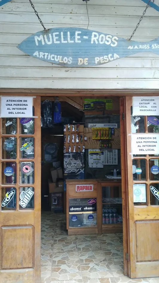 Fachada de Artículos de Pesca Muelle Ross, con su letrero y la entrada a la tienda