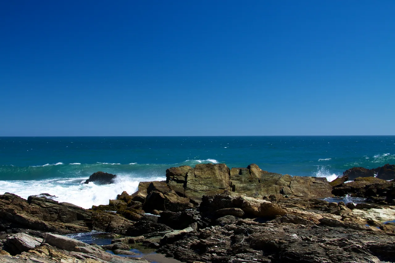 Roqueríos y oleaje en la costa de Infiernillo, Pichilemu