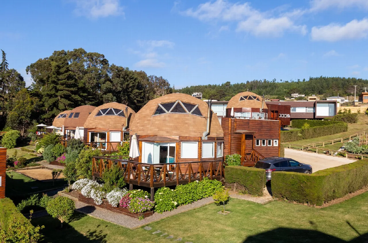 Domos de madera con terrazas y jardines en Pichilemu Domos