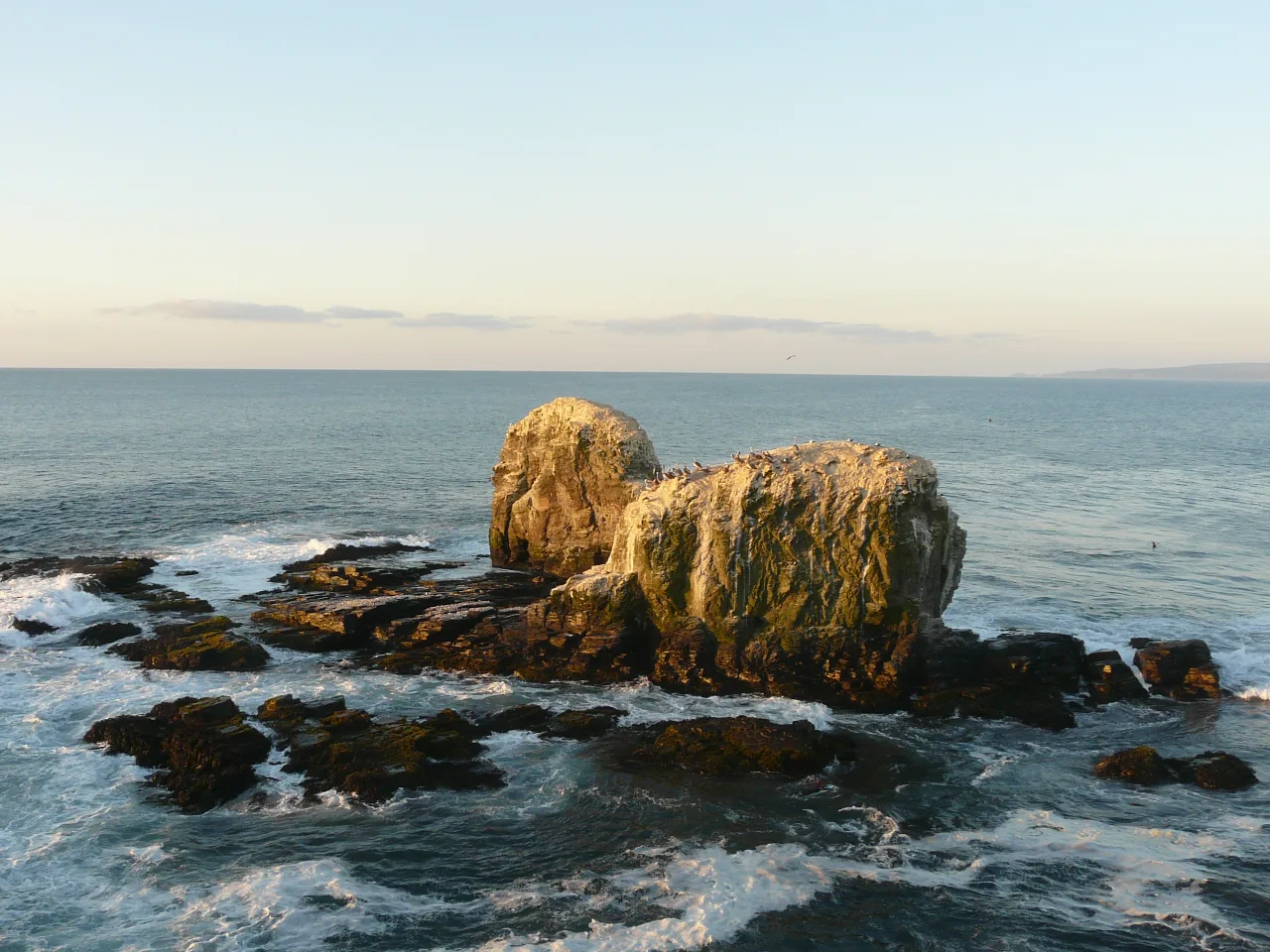 Formaciones rocosas de Punta de Lobos junto al océano