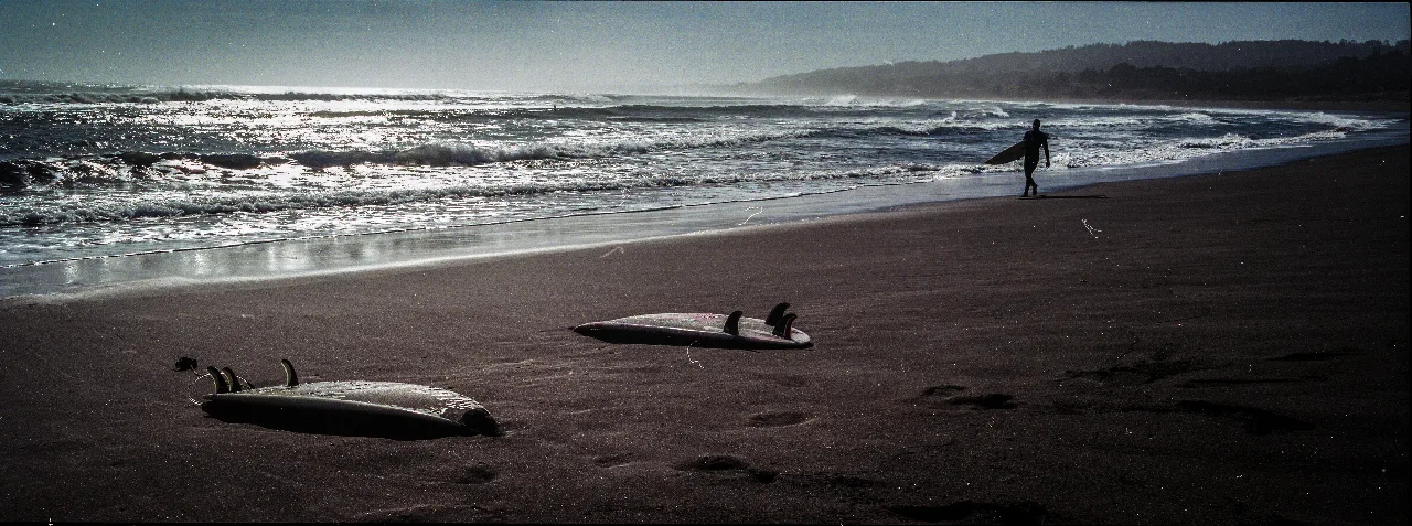 Un surfista junto al mar en Punta de Lobos, Pichilemu